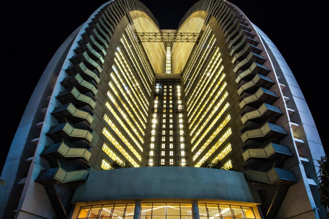 JW Marriott Panama Hotell Exteriör bild The hotel at night
