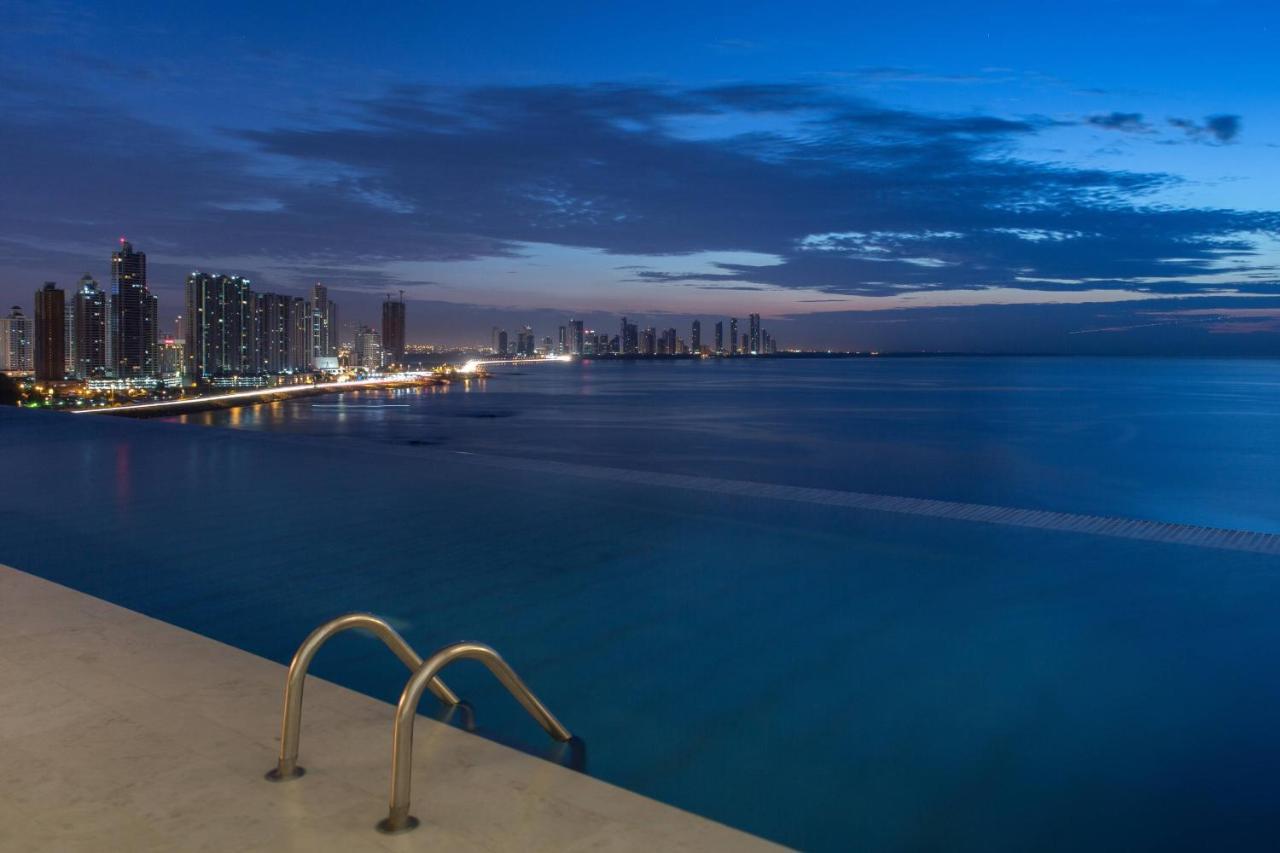 JW Marriott Panama Hotell Exteriör bild View of the city from the pool