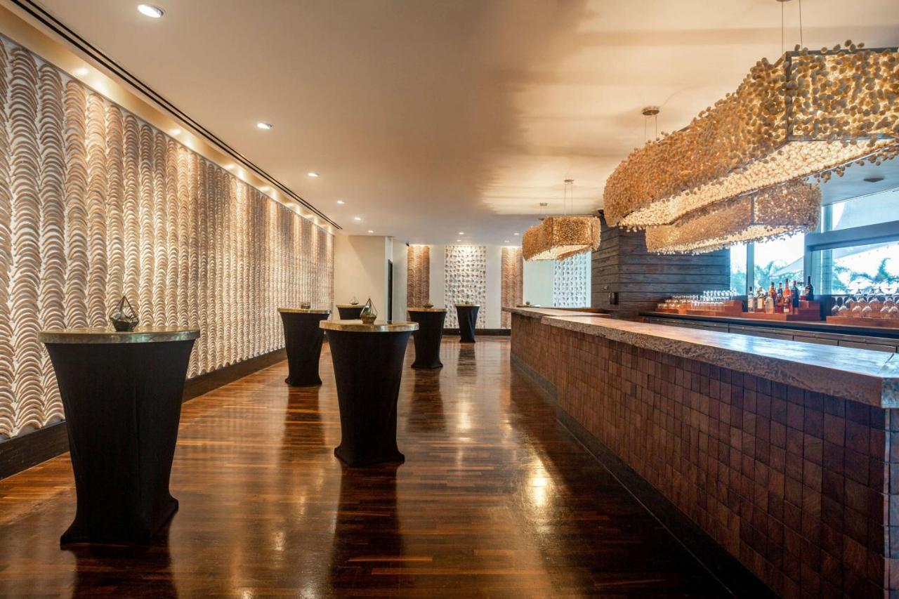 JW Marriott Panama Hotell Exteriör bild The bar at the 101 Lounge