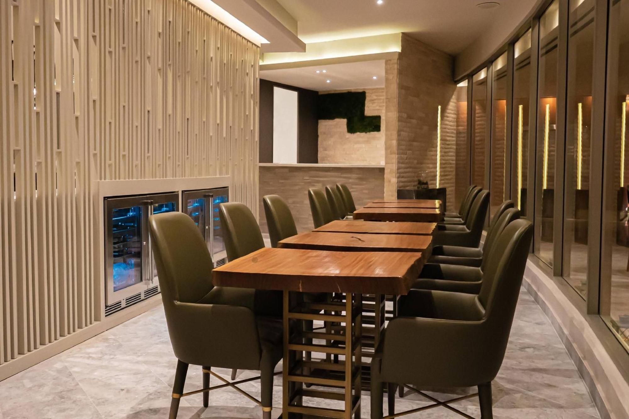 JW Marriott Panama Hotell Exteriör bild The Club lounge at Hong Kong International Airport